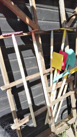Auch für kleine Gärtner_innen ist gesorgt. Für die Gartengeräte soll noch ein eigener Schuppen gebaut werden. Auch für kleine Gärtner_innen ist gesorgt. Für die Gartengeräte soll noch ein eigener Schuppen gebaut werden.
